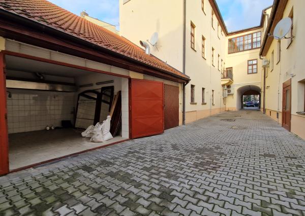 Komerčné priestory v centre s dvorom 120m2 a garážou. TOP PONUKA