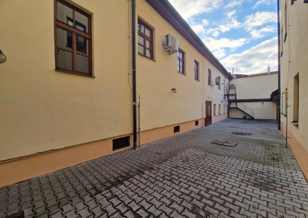 Komerčné priestory v centre s dvorom 120m2 a garážou. TOP PONUKA