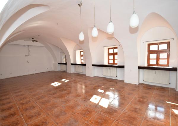 Komerčné priestory v centre s dvorom 120m2 a garážou. TOP PONUKA