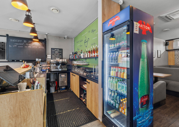 Zariadený priestor pre kaviareň, bistro s terasou na Tomášikovej