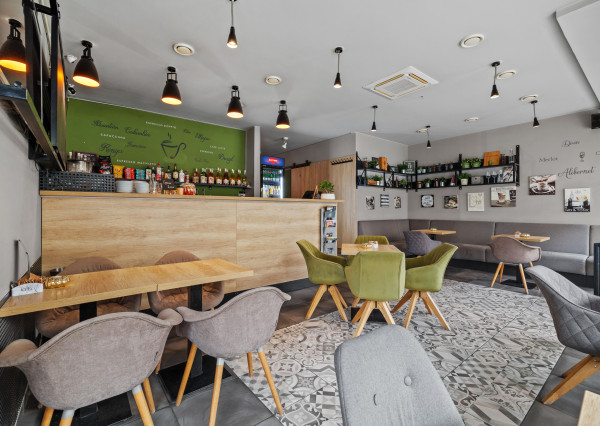 Zariadený priestor pre kaviareň, bistro s terasou na Tomášikovej