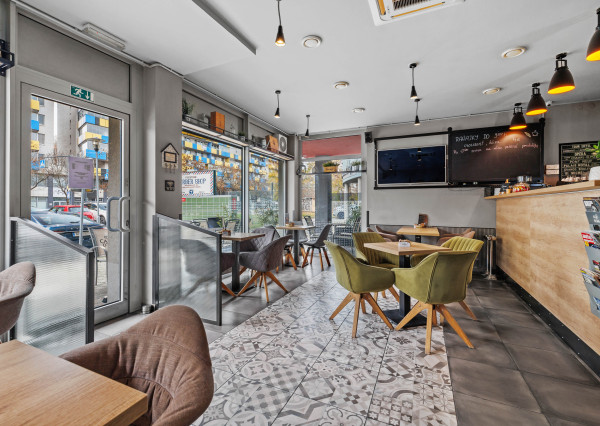 Zariadený priestor pre kaviareň, bistro s terasou na Tomášikovej