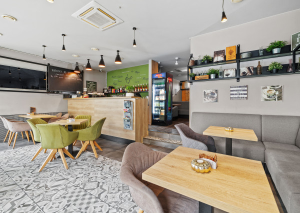 Zariadený priestor pre kaviareň, bistro s terasou na Tomášikovej