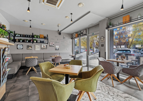 Zariadený priestor pre kaviareň, bistro s terasou na Tomášikovej