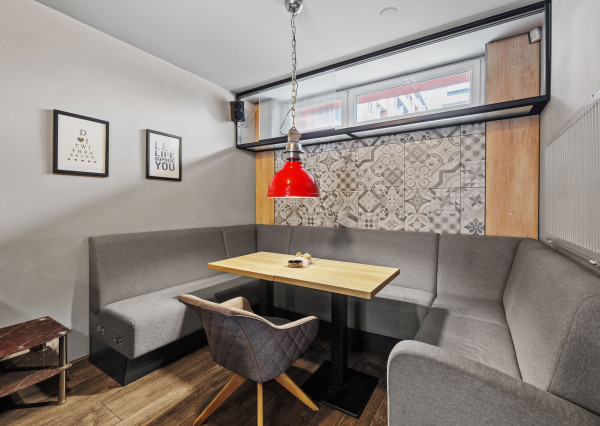 Zariadený priestor pre kaviareň, bistro s terasou na Tomášikovej