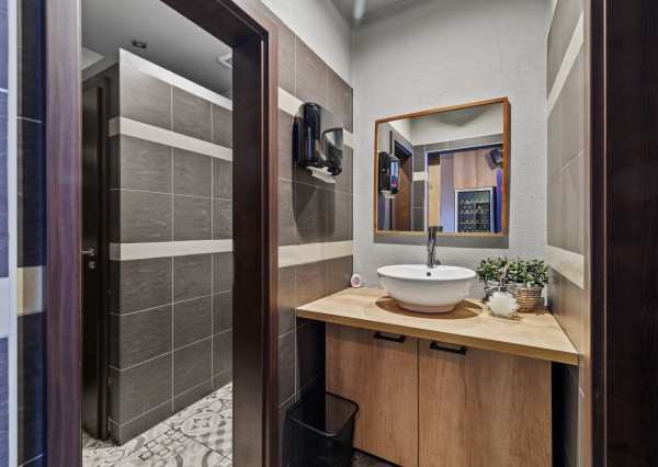 Zariadený priestor pre kaviareň, bistro s terasou na Tomášikovej