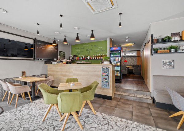 Zariadený priestor pre kaviareň, bistro s terasou na Tomášikovej