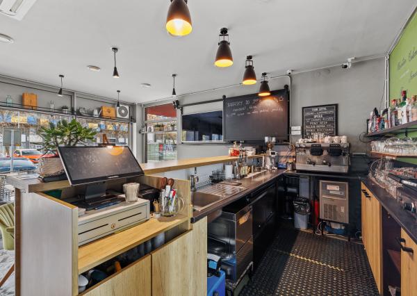 Zariadený priestor pre kaviareň, bistro s terasou na Tomášikovej