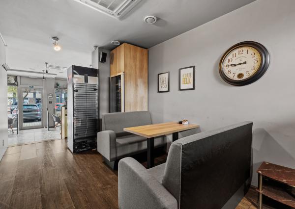 Zariadený priestor pre kaviareň, bistro s terasou na Tomášikovej