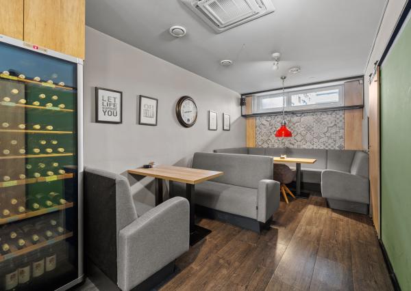 Zariadený priestor pre kaviareň, bistro s terasou na Tomášikovej