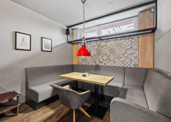 Zariadený priestor pre kaviareň, bistro s terasou na Tomášikovej