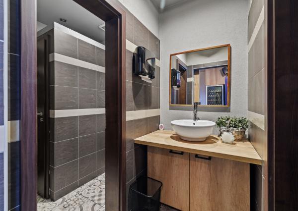 Zariadený priestor pre kaviareň, bistro s terasou na Tomášikovej