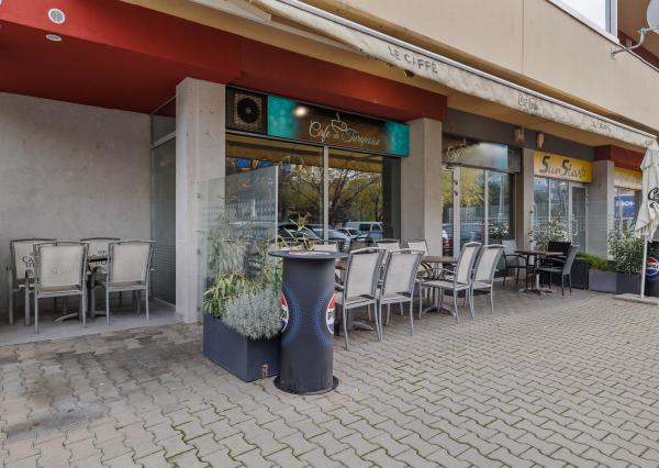 Zariadený priestor pre kaviareň, bistro s terasou na Tomášikovej