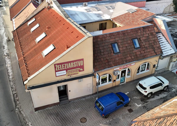 Obchodné priestory s reklamnou plochou v cene. Parkovanie pred prevádzkou.