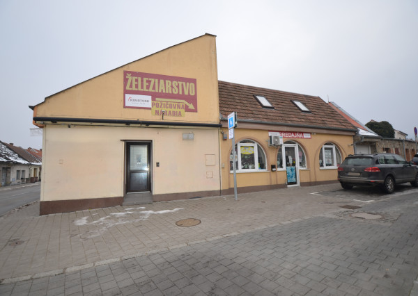 Obchodné priestory s reklamnou plochou v cene. Parkovanie pred prevádzkou.