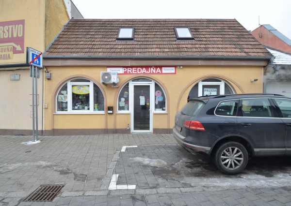 Obchodné priestory s reklamnou plochou v cene. Parkovanie pred prevádzkou.