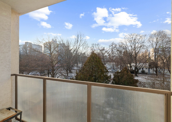 Priestranný 3-izb. byt s dvomi balkónmi v tichej časti Ružinova