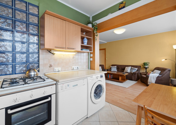 Priestranný 3-izb. byt s dvomi balkónmi v tichej časti Ružinova