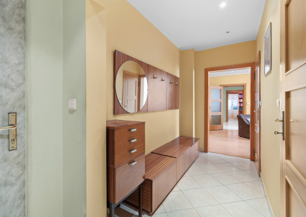 Priestranný 3-izb. byt s dvomi balkónmi v tichej časti Ružinova