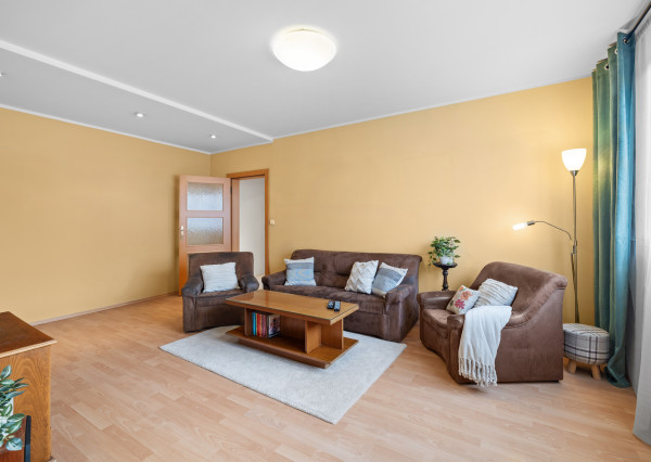 Priestranný 3-izb. byt s dvomi balkónmi v tichej časti Ružinova