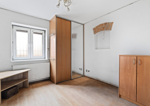 Pekný rodinný dom pod lesom s veľkým potenciálom. Nová strecha