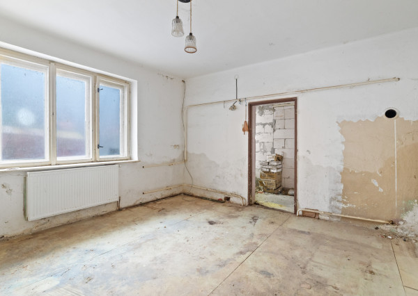 Pekný rodinný dom pod lesom s veľkým potenciálom. Nová strecha