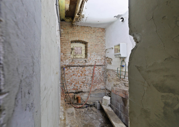 Pekný rodinný dom pod lesom s veľkým potenciálom. Nová strecha