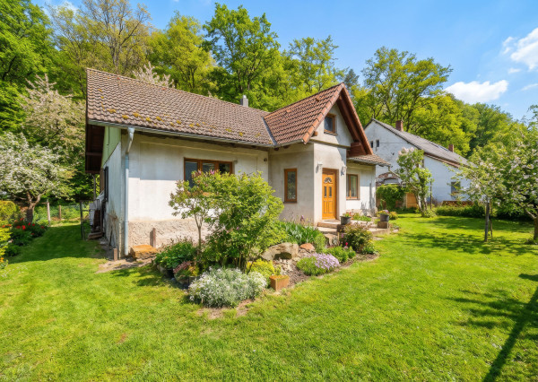 Pekný rodinný dom pod lesom s veľkým potenciálom. Nová strecha