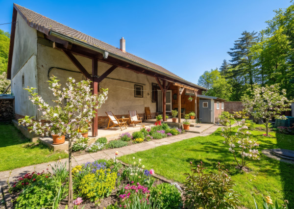 Pekný rodinný dom pod lesom s veľkým potenciálom. Nová strecha