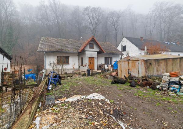Pekný rodinný dom pod lesom s veľkým potenciálom. Nová strecha