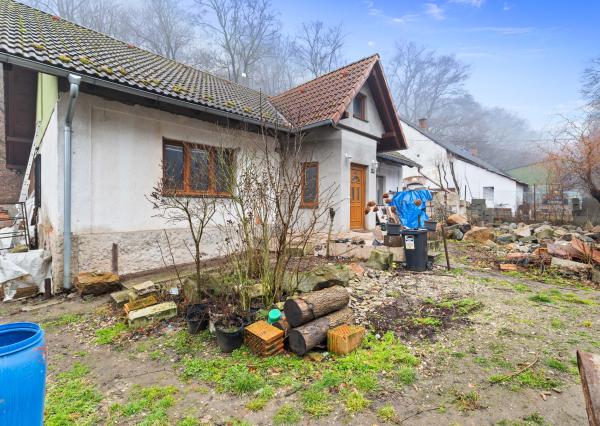 Pekný rodinný dom pod lesom s veľkým potenciálom. Nová strecha