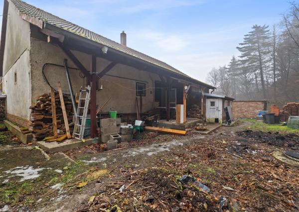 Pekný rodinný dom pod lesom s veľkým potenciálom. Nová strecha