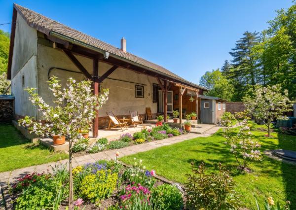 Pekný rodinný dom pod lesom s veľkým potenciálom. Nová strecha