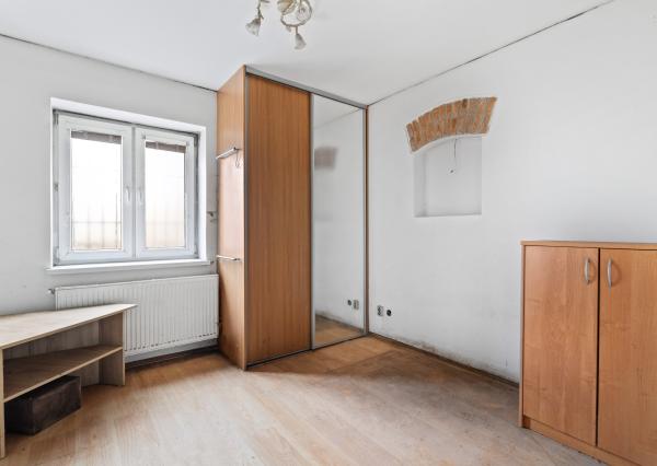 Pekný rodinný dom pod lesom s veľkým potenciálom. Nová strecha