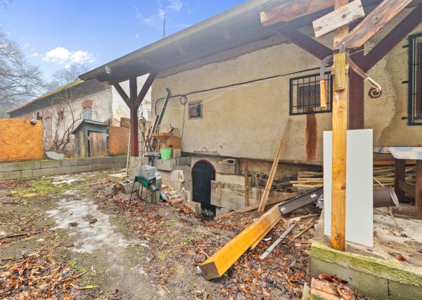 Pekný rodinný dom pod lesom s veľkým potenciálom. Nová strecha