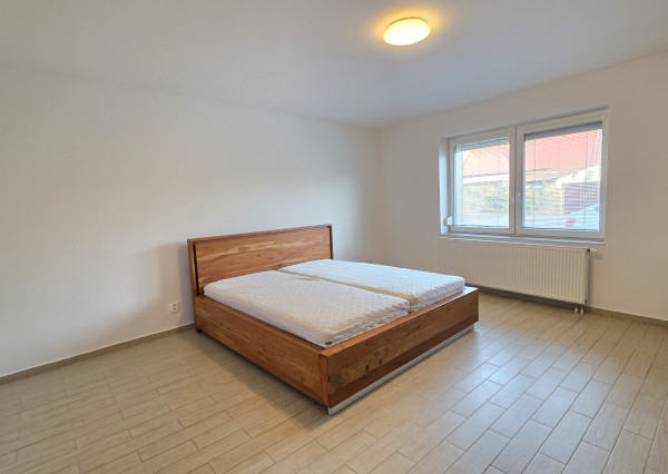 Veľký 1,5-izb byt s terasou a súkromným parkovaním. V cene internet aj energie