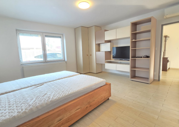 Veľký 1,5-izb byt s terasou a súkromným parkovaním. V cene internet aj energie