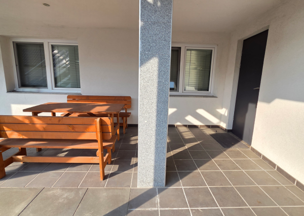 Veľký 1,5-izb byt s terasou a súkromným parkovaním. V cene internet aj energie