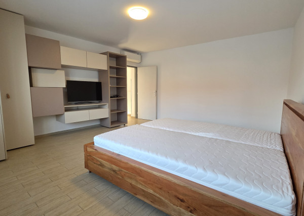 Veľký 1,5-izb byt s terasou a súkromným parkovaním. V cene internet aj energie