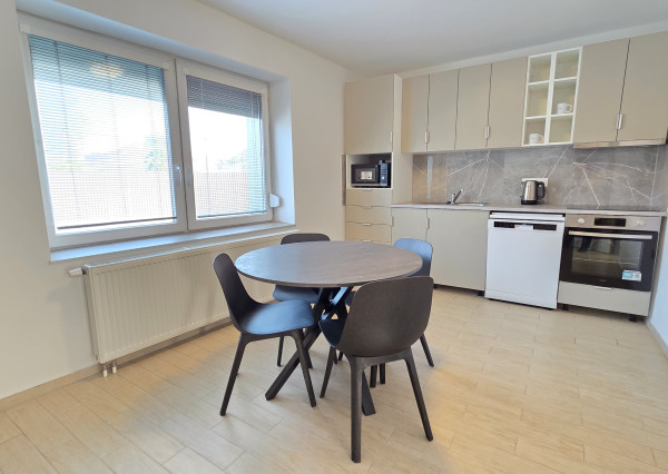 Veľký 1,5-izb byt s terasou a súkromným parkovaním. V cene internet aj energie