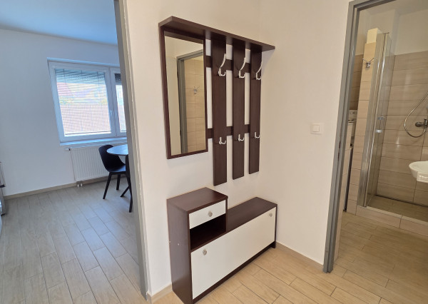 Veľký 1,5-izb byt s terasou a súkromným parkovaním. V cene internet aj energie