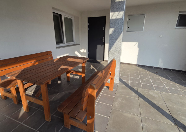 Veľký 1,5-izb byt s terasou a súkromným parkovaním. V cene internet aj energie