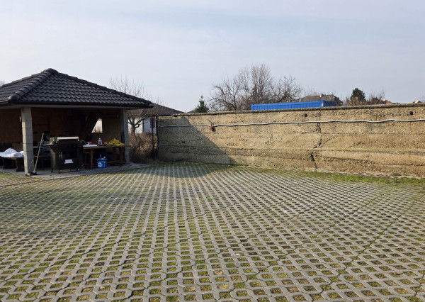 Veľký 1,5-izb byt s terasou a súkromným parkovaním. V cene internet aj energie