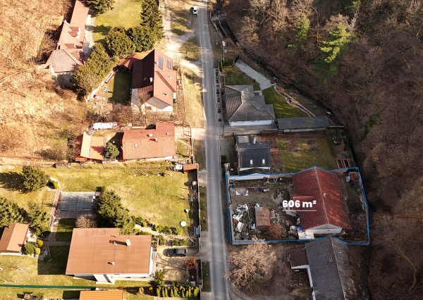 Pekný rodinný dom pod lesom s veľkým potenciálom. Nová strecha