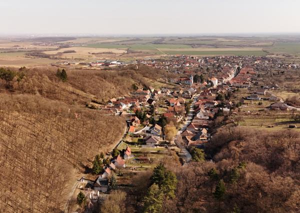 Pekný rodinný dom pod lesom s veľkým potenciálom. Nová strecha