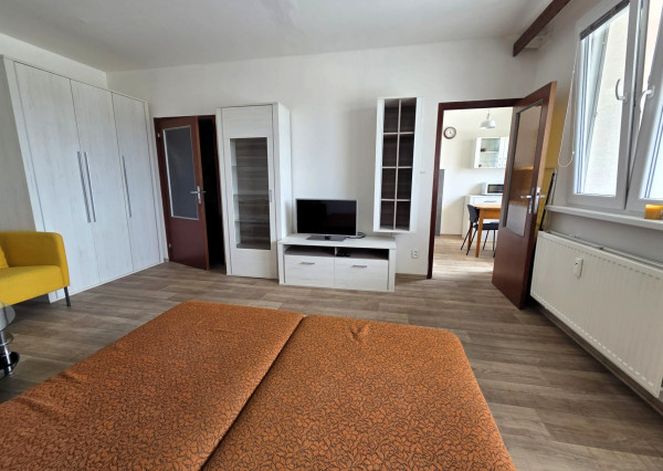 REZERVOVANÉ Väčší 1-izbový byt s lodžiou a výhľadom na mesto, Štrkovec