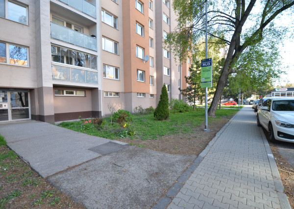 REZERVOVANÉ Väčší 1-izbový byt s lodžiou a výhľadom na mesto, Štrkovec