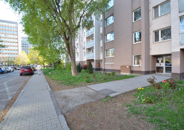 REZERVOVANÉ Väčší 1-izbový byt s lodžiou a výhľadom na mesto, Štrkovec