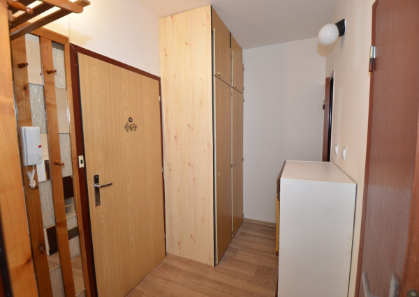 REZERVOVANÉ Väčší 1-izbový byt s lodžiou a výhľadom na mesto, Štrkovec