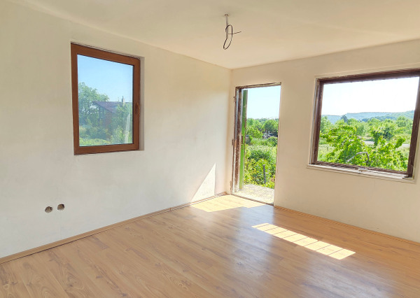 Rekreačný domček s pekným pozemkom v Harmónii. NOVÁ CENA